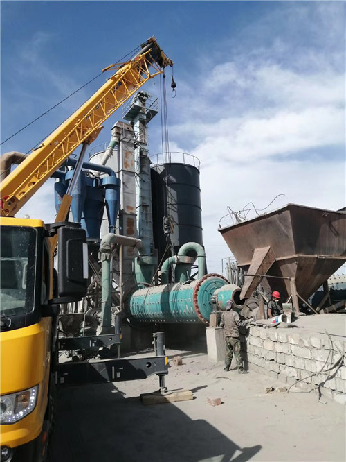 兴隆台区设备搬运等各类工程项目中，吊车起着关键作用